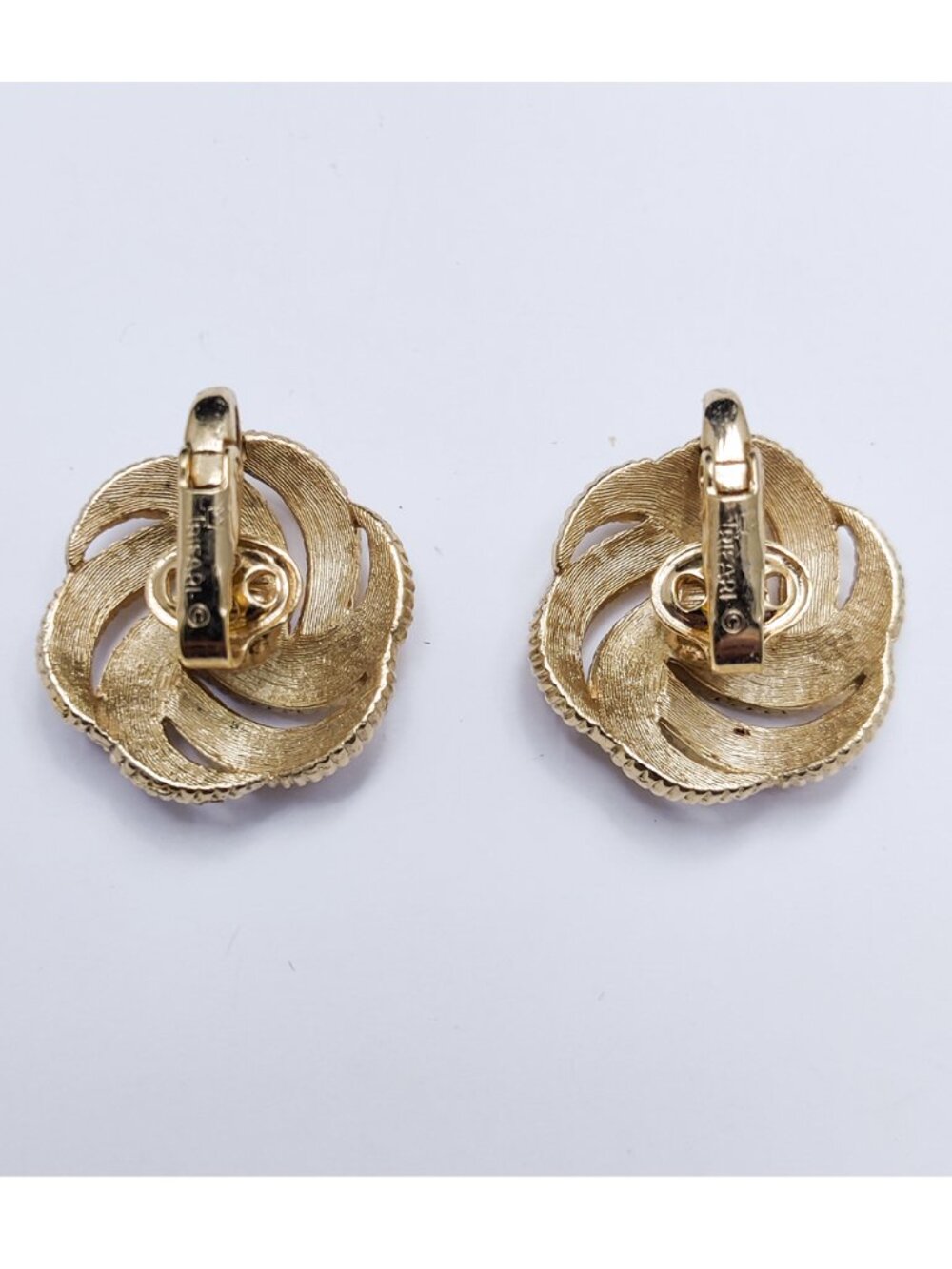 Vintage 1950-60s Signed Crown Trifari Gold Plated Weave Knot Earrings Clip On - Picture 3 of 4